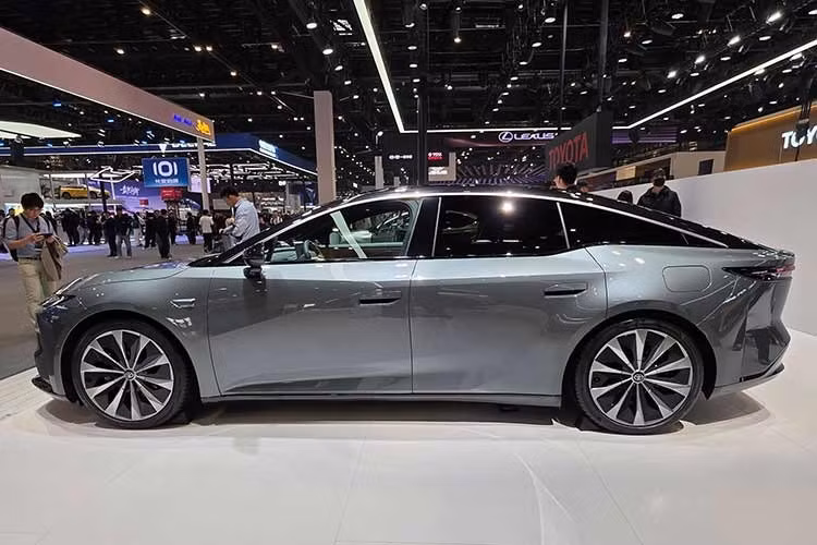 Về thiết kế, Toyota bZ7 2026, mới mang phong cách hiện đại với ngôn ngữ tạo hình đặc trưng của dòng xe điện Toyota. Phần đầu xe nổi bật với cụm đèn dạng “Hammerhead” quen thuộc, trong khi đường mái vuốt dần về phía sau theo phong cách fastback, tạo nên diện mạo thể thao và khí động học.