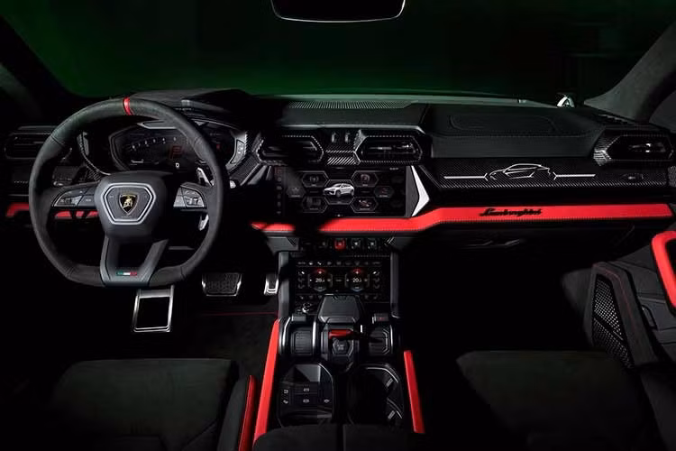 Bên trong xe, khoang nội thất sử dụng tông màu đen Nero Ade với da Dinamica và vải sợi siêu nhỏ Corsa-Tex. Tông màu tối này được kết hợp với 1 trong 6 màu tương phản như tím Viola Acutus, trắng Bianco Leda, vàng Giallo Quercus, cam Arancio Dryope, xanh lục Verde Viper và xám Grigio Octans. Người dùng còn có tới 12 tùy chọn màu cho đường chỉ thêu trên ghế, tựa đầu và các chi tiết bọc nội thất.