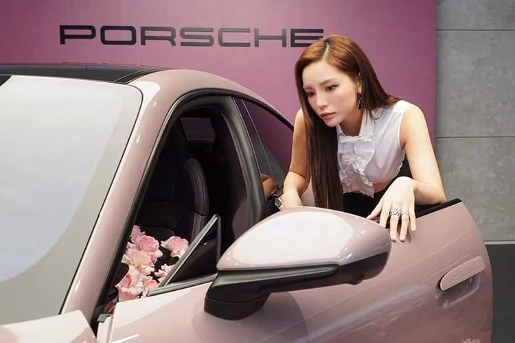 Hiện chưa rõ Hoa hậu Kỳ Duyên đã chi bao nhiêu tiền cho chiếc xe mới. Tuy nhiên, qua hình ảnh chụp bộ mâm, có thể đoán chiếc Porsche Taycan chạy điện của cô thuộc phiên bản Turbo S vốn có giá niêm yết chính hãng khoảng 8,69 tỷ đồng.