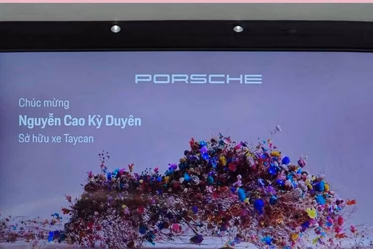Tại thị trường Việt Nam, Porsche Taycan có những trang bị tiêu chuẩn như mâm Turbo Aero 20 inch, chìa khóa thông minh Comfort Access, ghế trước chỉnh điện 14 hướng với chức năng nhớ ghế, điều hòa không khí tự động 4 vùng, hệ thống âm thanh vòm Bose và hệ thống hỗ trợ đỗ xe ParkAssist với camera toàn cảnh.