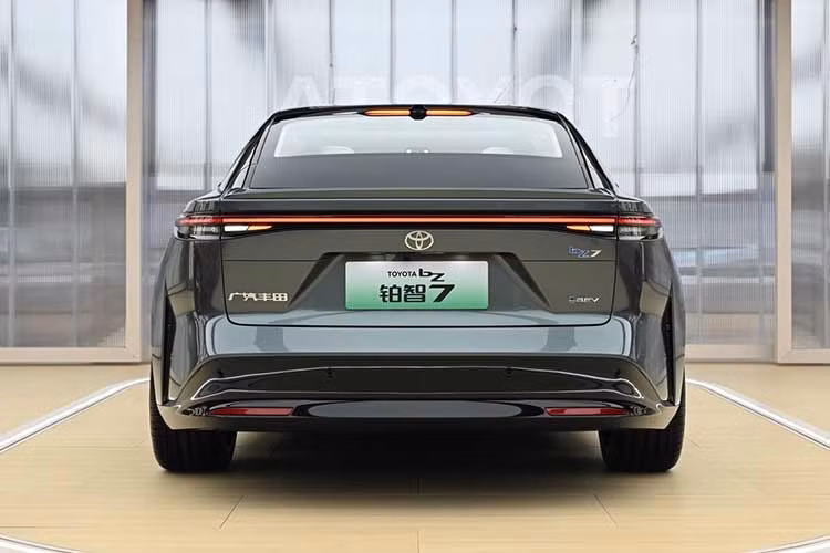 Trong khi đó, bản tầm xa trang bị pin 88,1 kWh, giúp xe di chuyển tối đa 680 km sau mỗi lần sạc. Cả hai phiên bản đều có tốc độ tối đa 180 km/h. Xe hỗ trợ sạc nhanh DC, cho phép nạp từ 30% lên 80% dung lượng pin trong khoảng 24 phút. Ngoài ra, xe còn tích hợp tính năng V2L (Vehicle-to-Load) với công suất 3,3 kW, cho phép cấp điện cho các thiết bị bên ngoài.