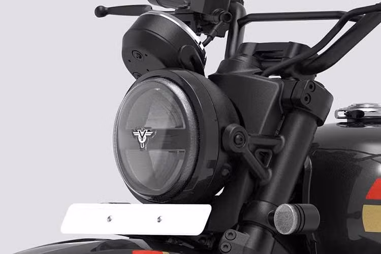 Thiết kế của Scrambler 350 đậm chất cổ điển đặc trưng, với phần đầu xe nhô cao, đuôi xe gọn, ốp hông dạng oval và yên liền khối có vân. Các trang bị hiện đại được bổ sung gồm cụm đồng hồ kỹ thuật số, hệ thống đèn LED trước.