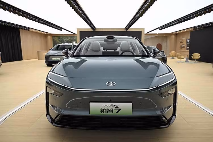 Tại thị trường Trung Quốc, Toyota bZ7 có giá khởi điểm từ 169.800 NDT, tương đương khoảng 650 triệu đồng, và cao nhất lên tới 229.800 NDT (khoảng 880 triệu đồng).Với kích thước lớn, trang bị công nghệ điện hóa cùng mức giá cạnh tranh, Toyota bZ7 được xem là một trong những mẫu sedan thuần điện đáng chú ý trong phân khúc tại thị trường Trung Quốc.