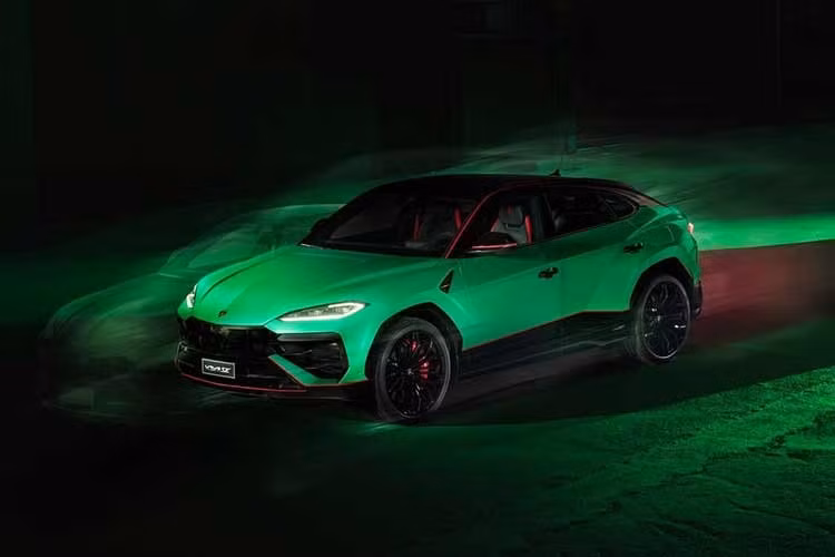 Tông màu chủ đạo của Lamborghini Urus SE Tettonero Capsule có thể kết hợp với lớp sơn đen bóng Nero Shiny ở phần thân trên, nóc, cánh gió và ống xả. Khách hàng còn có thể lựa chọn các điểm nhấn sơn 1 trong 6 màu, gồm cam Arancio Borealis, trắng Bianco Monocerus, vàng Giallo Auge, xám Grigio Nimbus, đỏ Rosso Mars và xanh lục Verde Mantis.