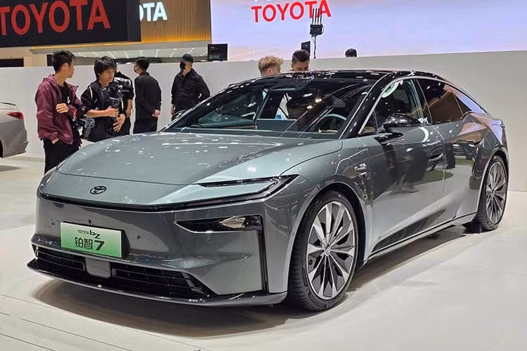 Toyota đã giới thiệu mẫu sedan thuần điện hoàn giá mềm bZ7 tại Triển lãm Ô tô Bắc Kinh 2026. Đây là sản phẩm hợp tác giữa Toyota và liên doanh GAC, được định vị trong phân khúc sedan cỡ lớn với kích thước vượt trội so với các mẫu xe hạng D truyền thống như Camry.