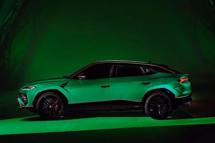 Những điểm nhấn ngoài thất của siêu SUV Lamborghini Urus SE Tettonero Capsule "hàng thửa" sẽ chạy dọc thân xe, xuất hiện trên ốp gương chiếu hậu và khu vực dưới đường viền nóc. Tùy chọn cá nhân hóa tiếp tục mở rộng với 6 màu kẹp phanh khác nhau cùng nhiều thiết kế mâm có kích thước từ 21-23 inch