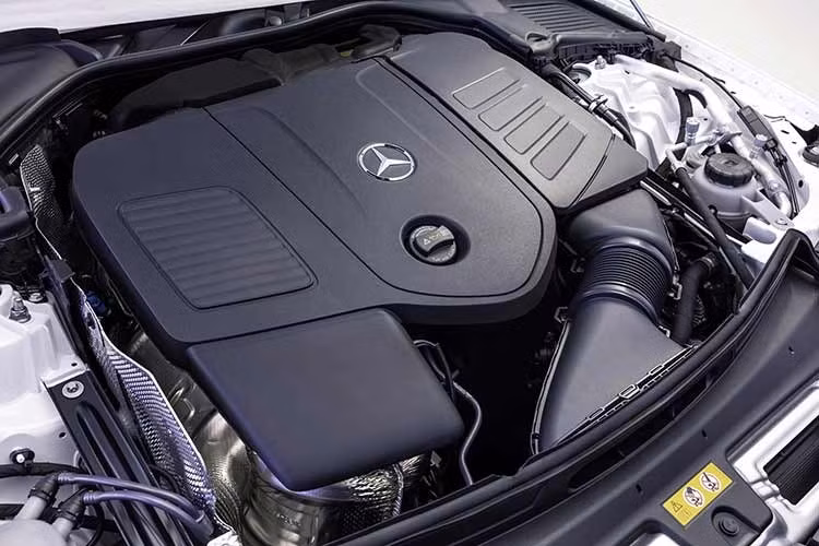 Một máy nén điện phụ mới được thiết kế để cải thiện khả năng phản hồi ở vòng tua thấp, trong khi máy phát điện tích hợp bộ đề có thể bổ sung tới 23 mã lực và 205 Nm cho xe. Chưa hết, Mercedes-Benz C-Class còn có tính năng overboost, có thể bổ sung 27 mã lực trong khoảng 20 giây mỗi lần kích hoạt.