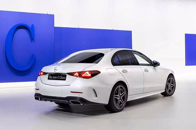 Mẫu sedan hạng sang Mercedes-Benz C-Class 2027 phiên bản nâng cấp này được trang bị ngôi sao trung tâm và viền lưới tản nhiệt đều phát sáng, cùng những ngôi sao mạ crôm nhỏ rải trên lưới tản nhiệt.
