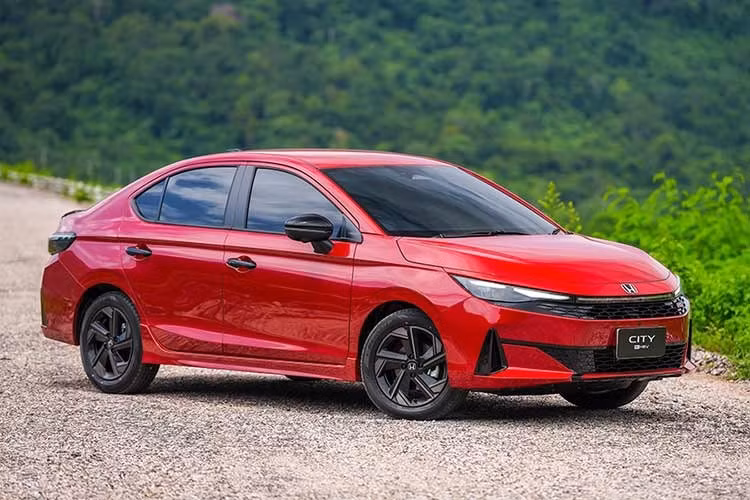 Nếu Honda City 2026 được đưa về Việt Nam vào cuối năm nay, cấu hình động cơ và trang bị có thể có sự điều chỉnh để phù hợp với chiến lược sản phẩm của Honda Việt Nam - điều này cũng sẽ khiến cho các đối thủ trong phân khúc hạng B phỉa dè chừng và sẵn sàng thay đổi.
