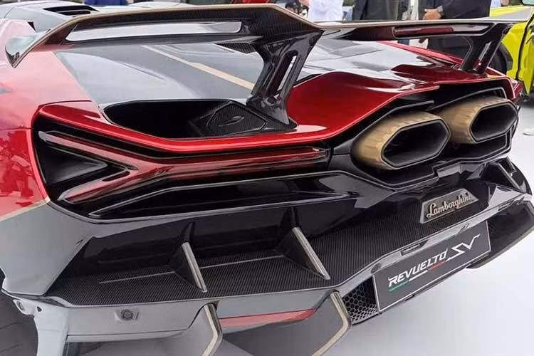 Ngoài ra, xe còn có một mô-tơ điện khác nằm phía trên hộp số tự động ly hợp kép 8 cấp. Các mô-tơ điện này được kết hợp với bộ pin lithium-ion có dung lượng 7,3 kWh mới, giúp “đảm bảo độ ổn định về hiệu suất cao hơn tới 4 lần so với Revuelto”. Tổng công suất của xe đạt 1.050 mã lực và mô-men xoắn cực đại 1.425 Nm.