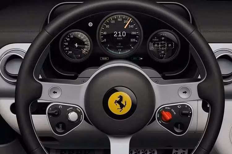Ferrari Luce “Chassis 0” được trang bị cụm đồng hồ kỹ thuật số có khả năng di chuyển theo hướng của vô-lăng. Các các công tắc, núm xoay và cần gạt vật lý tồn tại song song với màn hình OLED được phát triển riêng. Hệ thống âm thanh 21 loa, công suất 3.000 W.