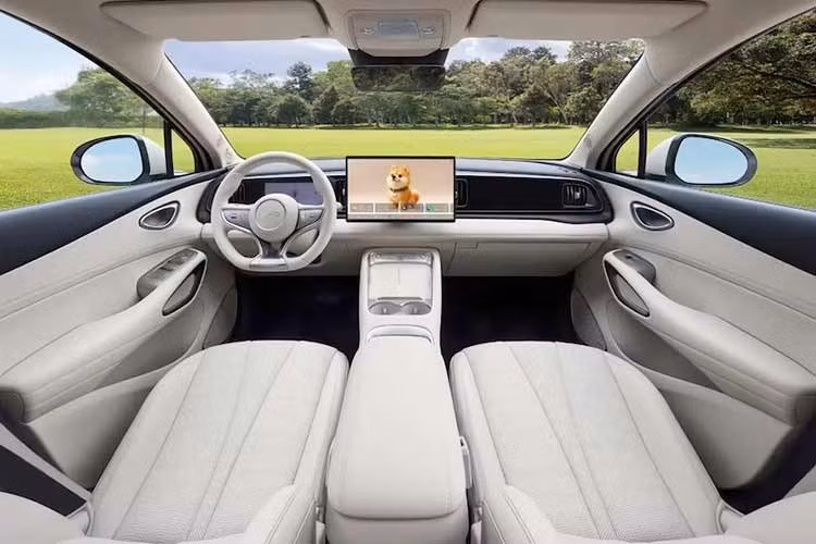 Xe được trang bị cần số điện tử, đồng thời hỗ trợ Apple CarPlay và Android Auto không dây. Phiên bản Premium có thêm cảm biến phía trước, cốp điện, camera 360 độ và màn hình trung tâm 12,8 inch, trong khi bản Dynamic sử dụng màn hình 10,1 inch.