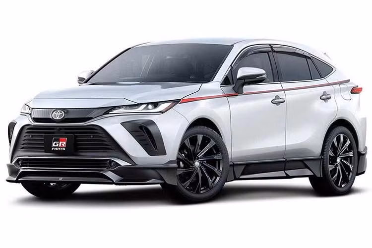 Gazoo Racing (GR) đang ngày càng hiện diện rộng hơn trong danh mục sản phẩm Toyota. Không chỉ dành cho những mẫu xe hiệu suất cao, thương hiệu GR còn được mở rộng thông qua các gói phụ kiện dành cho nhiều dòng xe phổ thông như Toyota Harrier 2026.