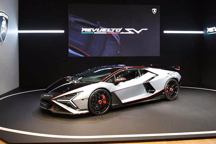 Nhờ hàng loạt thay đổi trên, Lamborghini Revuelto SV tạo ra lực ép xuống mặt đường lớn hơn 80% so với xe tiêu chuẩn và cao hơn 10% so với Aventador SVJ thế hệ trước. Sẽ chỉ có 1.963 chiếc Lamborghini Revuelto SV được sản xuất và bán ra thị trường. Mẫu xe này có khả năng tùy biến ở mức độ cao nên chắc chắn giá bán cũng sẽ rất đắt đỏ.