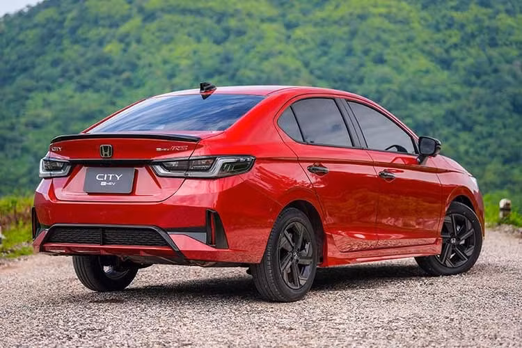 Trong khi chờ phiên bản nâng cấp ra mắt, Honda City thế hệ hiện tại đang được nhiều đại lý Việt giảm giá mạnh để giải phóng hàng tồn. Giá tham khảo của bản tiêu chuẩn hiện chỉ còn hơn 430 triệu đồng, trong khi bản RS cao cấp nhất xuống mức hơn 490 triệu đồng.