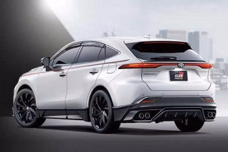 Về an toàn, Toyota Harrier 2.5L HEV được trang bị gói công nghệ Toyota Safety Sense với các tính năng như hệ thống tránh va chạm trước, cảnh báo lệch làn đường, hỗ trợ giữ làn, ga tự động thích ứng, đèn pha thích ứng và hỗ trợ biển báo giao thông.