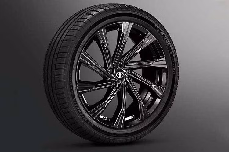 Không chỉ thay đổi diện mạo, Harrier còn có tùy chọn GR Performance Damper phía trước và sau. Theo Toyota, trang bị này hướng tới việc cải thiện sự cân bằng giữa độ thoải mái và khả năng ổn định khi xe vận hành ở tốc độ cao. Bộ giảm chấn có giá 99.000 yen, tương đương khoảng 621 USD.