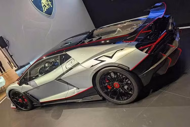 Bên cạnh đó, Lamborghini còn đề cập đến hệ thống Integrated Brake Control với cảm biến quán tính thế hệ mới, liên tục theo dõi chuyển động của xe theo thời gian thực. Điều này cho phép hệ thống “hiểu sâu hơn cách chiếc xe đang chuyển động”, từ đó mang lại “khả năng phanh chính xác và phản hồi nhanh hơn, giúp ngăn bánh xe bị khóa và cải thiện hiệu suất phanh”.