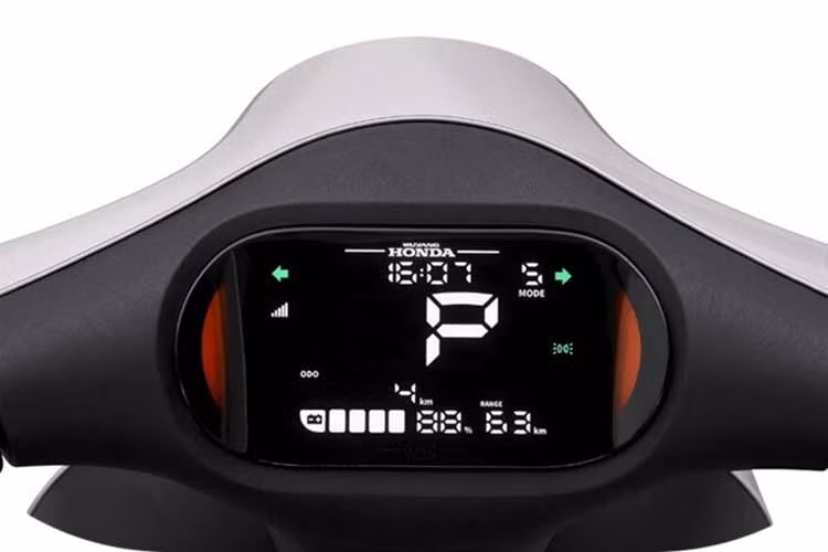 Về trang bị, xe máy điện Honda UQ3 được tích hợp màn hình LCD 5,5 inch hiển thị đầy đủ các thông tin vận hành. Xe còn sở hữu hệ thống kết nối thông minh WiLINK, hỗ trợ nhiều tính năng như lựa chọn chế độ lái, định vị xe theo thời gian thực, tìm xe bằng nút bấm và theo dõi lịch sử hành trình.