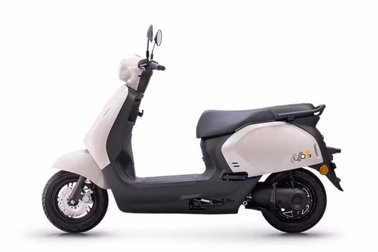 Honda UQ3 2026 sở hữu phong cách thiết kế mềm mại, tối giản với những đường nét thân xe gọn gàng, kết hợp cùng cụm đèn pha tròn mang hơi hướng cổ điển. Xe được hoàn thiện bằng công nghệ sơn bóng với quy trình sơn ba lớp, giúp tăng độ bóng cho bề mặt, đồng thời cải thiện khả năng chống trầy xước và duy trì màu sắc bền đẹp trong quá trình sử dụng.