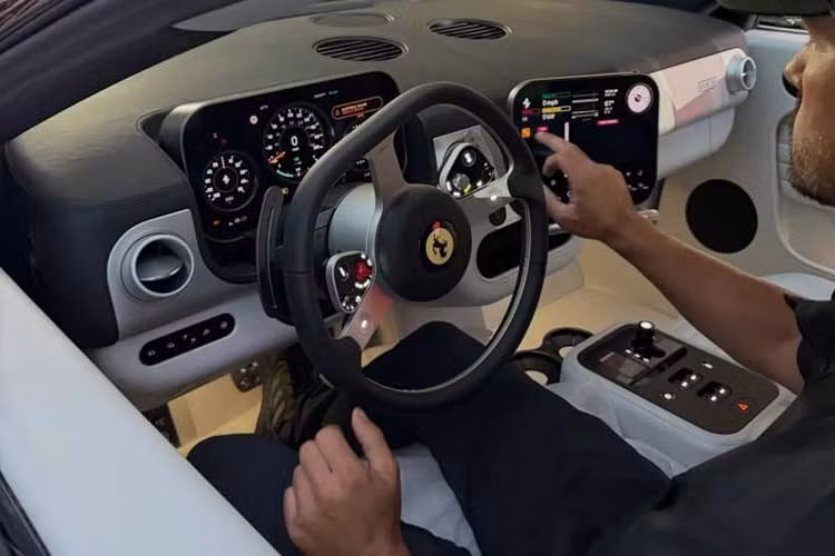 Khoang nội thất của xe được bọc da Le Mans màu Perla. Đây là loại vật liệu được phát triển riêng cho chương trình Ferrari Tailor Made, chuyên phục vụ nhu cầu cá nhân hóa của khách hàng. Việc lựa chọn màu sơn và vật liệu nội thất riêng giúp chiếc Luce đầu tiên có cấu hình khác biệt so với những xe mở bán thương mại.