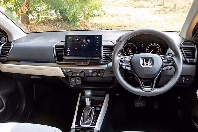 Bên trong khoang lái, Honda bổ sung thêm gương chiếu hậu chống chói tự động, màn hình giải trí trung tâm 10 inch đặt nổi hỗ trợ kết nối Apple CarPlay và Android Auto không dây, sạc điện thoại không dây, hệ thống đèn viền nội thất và camera quan sát 360 độ.