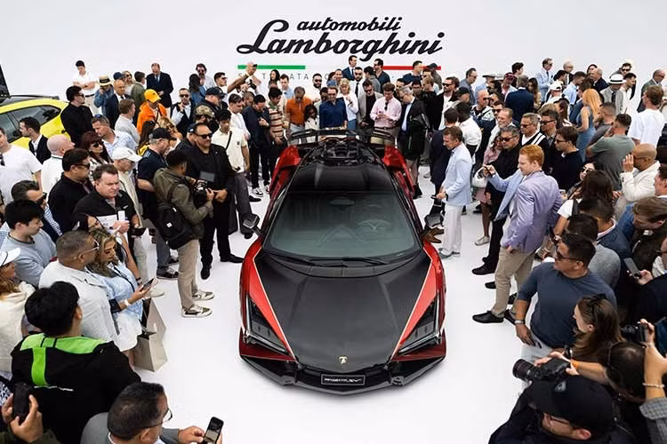 Lamborghini đã tận dụng Tuần lễ Xe hơi Monterey 2026 để giới thiệu mẫu siêu xe Revuelto SV mới. Là thành viên mới nhất trong dòng Super Veloce danh tiếng của Lamborghini, mẫu siêu xe này sử dụng động cơ V12 đã được nâng cấp về công suất và khả năng vận hành.
