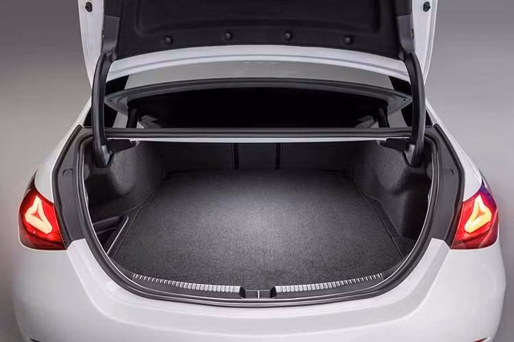 Dưới nắp ca-pô của Mercedes-Benz C-Class 2027 là động cơ xăng 4 xi-lanh, tăng áp, dung tích 2.0L được nâng cấp, kết hợp hệ thống mild hybrid 48 volt. Động cơ xăng sản sinh công suất tối đa 255 mã lực và mô-men xoắn cực đại 400 Nm.