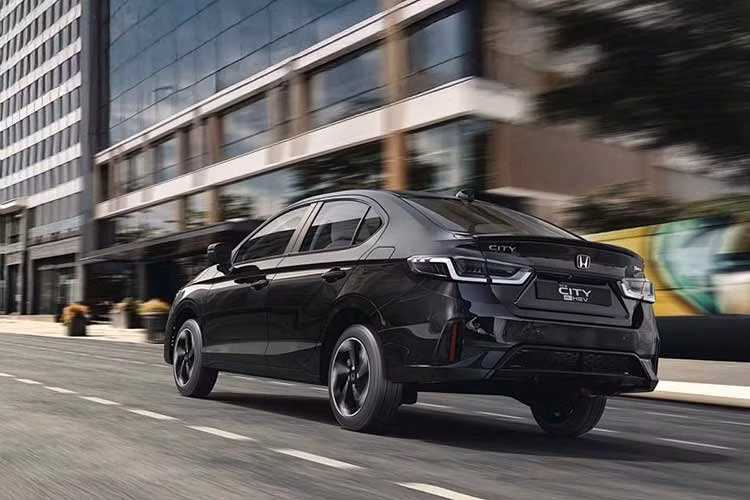 Tại thị trường Thái Lan, mẫu xe Honda City 2026 mới có kích thước tổng thể chiều dài 4.553 mm, chiều rộng 1.748 mm và chiều cao 1.467 mm. Chiều dài cơ sở đạt 2.589 mm, khoảng sáng gầm 135 mm. Xe sở hữu nhiều thay đổi về diện mạo so với đời trước.