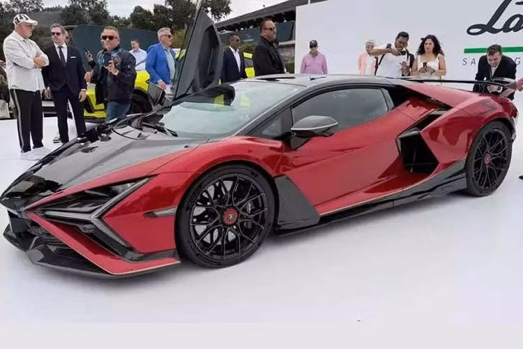 Tuy nhiên, đây chỉ là cách nói giảm nhẹ về những thay đổi trên xe bởi Revuelto SV là “mẫu Lamborghini sản xuất thương mại mạnh nhất và nhanh nhất từng được chế tạo tại Sant’Agata Bolognese”. Cụ thể, xe sử dụng động cơ xăng V12, hút khí tự nhiên, dung tích 6.5L, kết hợp với hai mô-tơ điện từ thông dọc đặt phía trước.