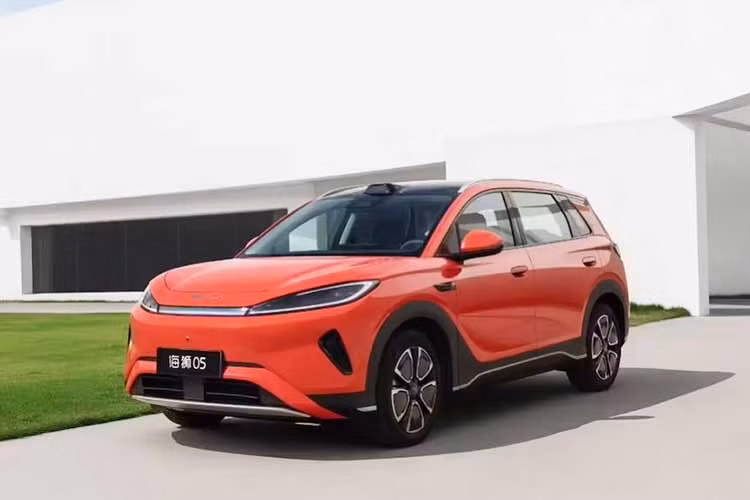 BYD đã công bố những hình ảnh chính thức của mẫu SUV hạng C Sealion 05 mới, với cả hai phiên bản EV và DM-i. Bên cạnh đó, một số đại lý BYD chính hãng Việt Nam cũng đã thông báo nhận đặt cọc cho mẫu Sealion 5 DM-i phiên bản Hybrid.