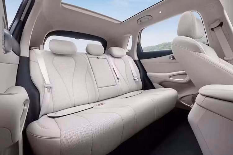 Bản Premium còn được trang bị ghế trước chỉnh điện có chức năng làm mát, hệ thống âm thanh 8 loa và sạc điện thoại không dây công suất 50 W. Một điểm đáng chú ý trên Sealion 5 DM-i tại Thái Lan là cả hai phiên bản đều được trang bị gói hỗ trợ lái ADAS.