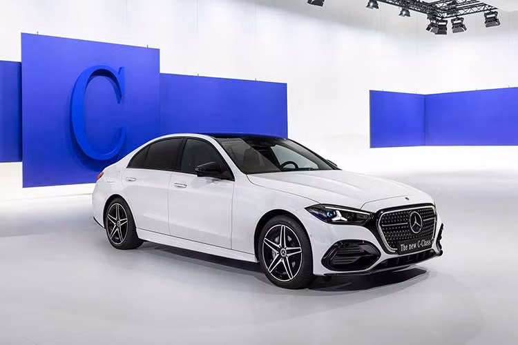 Mercedes-Benz đã thực hiện đợt nâng cấp kỹ thuật lớn nhất từ trước đến nay dành cho dòng xe C-Class. Lần này, các nâng cấp được dành cho các bản dùng động cơ đốt trong của Mercedes-Benz C-Class thế hệ mới.