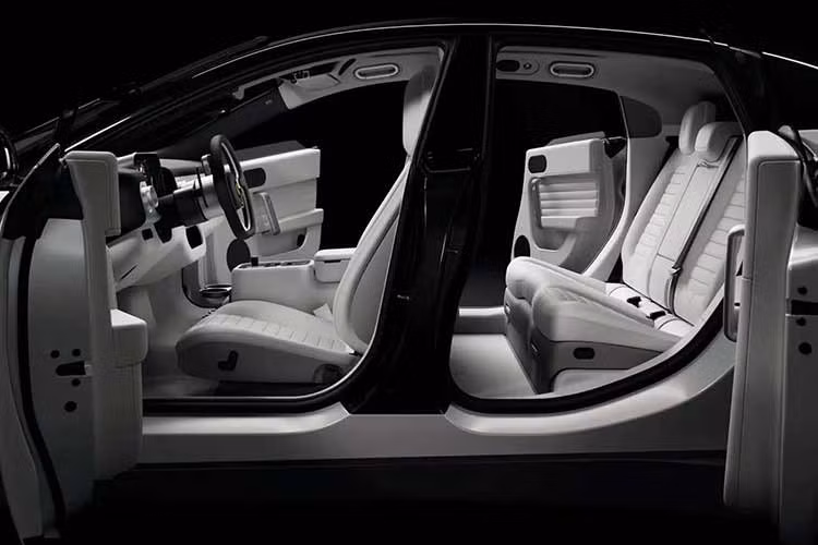 Cung cấp sức mạnh cho Ferrari Luce “Chassis 0” là hệ truyền động gồm bốn mô-tơ điện cho tổng công suất đạt 1.050 mã lực, trong khi mô-men xoắn cực đại ở mức 990 Nm. Cấu hình bốn mô-tơ cho phép hệ thống điều khiển phân bổ mô-men xoắn tới từng bánh, qua đó hỗ trợ khả năng kiểm soát và vận hành của xe.