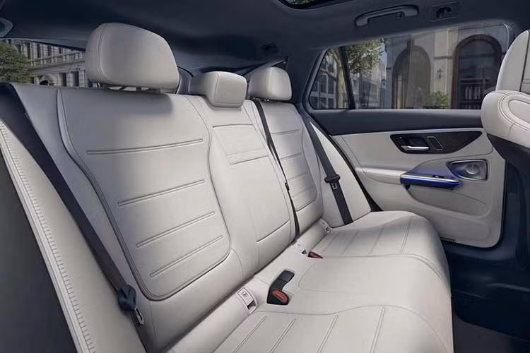 Mercedes-Benz sẽ cung cấp hệ thống âm thanh Burmester 3D 15 loa nâng cấp với công nghệ Dolby Atmos, hệ thống đèn viền nội thất trải dài hơn trên mặt táp-lô và các tấm ốp cửa cho C-Class mới. Như vậy, một lần nữa, hãng xe Đức lại tập trung những nâng cấp lớn nhất vào công nghệ của xe, bên cạnh diện mạo mới.