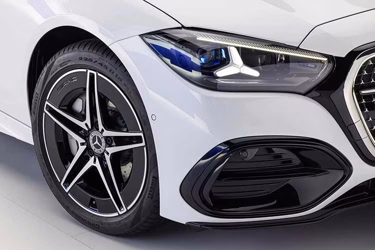 Các thay đổi khác về ngoại hình của Mercedes-Benz C-Class 2027 bao gồm cản trước/sau mới, cụm đèn pha/đèn hậu được thiết kế lại với đồ họa nhận diện hình ngôi sao và các tùy chọn mâm xe khác biệt.