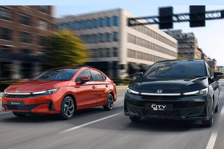 Thông tin Honda City 2026 về Việt Nam đã rò rỉ từ trước đó, khi hình ảnh cản xe và cụm đèn trùng khớp với bản đang bán tại Thái Lan xuất hiện trong Công báo Sở hữu công nghiệp. Thông tin nội bộ cũng xác nhận những chiếc xe chạy thử đầu tiên đã có mặt tại nhà máy Honda ở Việt Nam.
