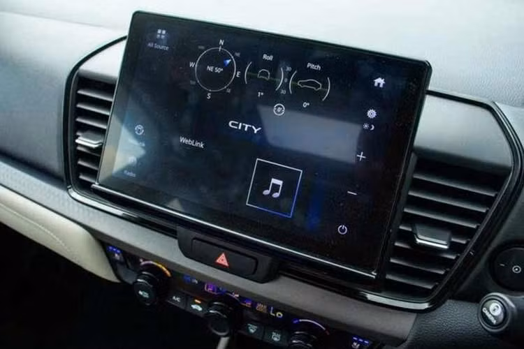 Danh sách công nghệ an toàn trên Honda City 2026 vẫn bao gồm gói Honda Sensing. Các tính năng nổi bật gồm hỗ trợ đèn pha tự động, cảnh báo chệch làn và hỗ trợ giữ làn đường, hệ thống hỗ trợ duy trì làn, cảnh báo va chạm phía trước kết hợp phanh khẩn cấp tự động, kiểm soát hành trình thích ứng hoạt động ở dải tốc độ thấp, cảnh báo xe phía trước khởi hành và camera LaneWatch.