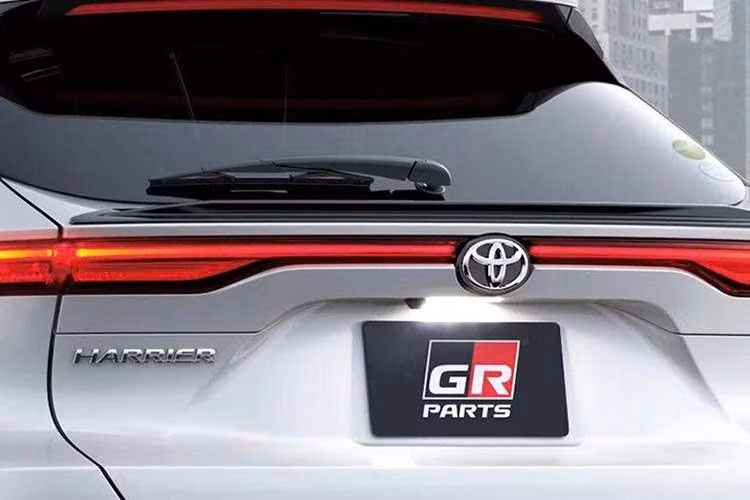 Ngoài ra, Toyota còn cung cấp tem trang trí GR, cánh gió cửa cốp, chắn mưa GR Sport, miếng bảo vệ tay nắm cửa và khung biển số. Bộ Aero Kit hoàn chỉnh có giá 413.000 yen (khoảng 2.800 USD).