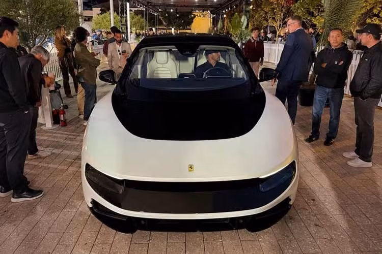 Chiếc siêu xe Ferrari Luce “Chassis 0” đặc biệt này sở hữu ngoại thất sơn màu trắng Madreperla Semi-Gloss. Xe sở hữu la-zăng 5 chấu 23 inch ở phía trước và 24 inch ở phía sau, kích thước lớn nhất từng trang bị trên một chiếc Ferrari sản xuất hàng loạt.
