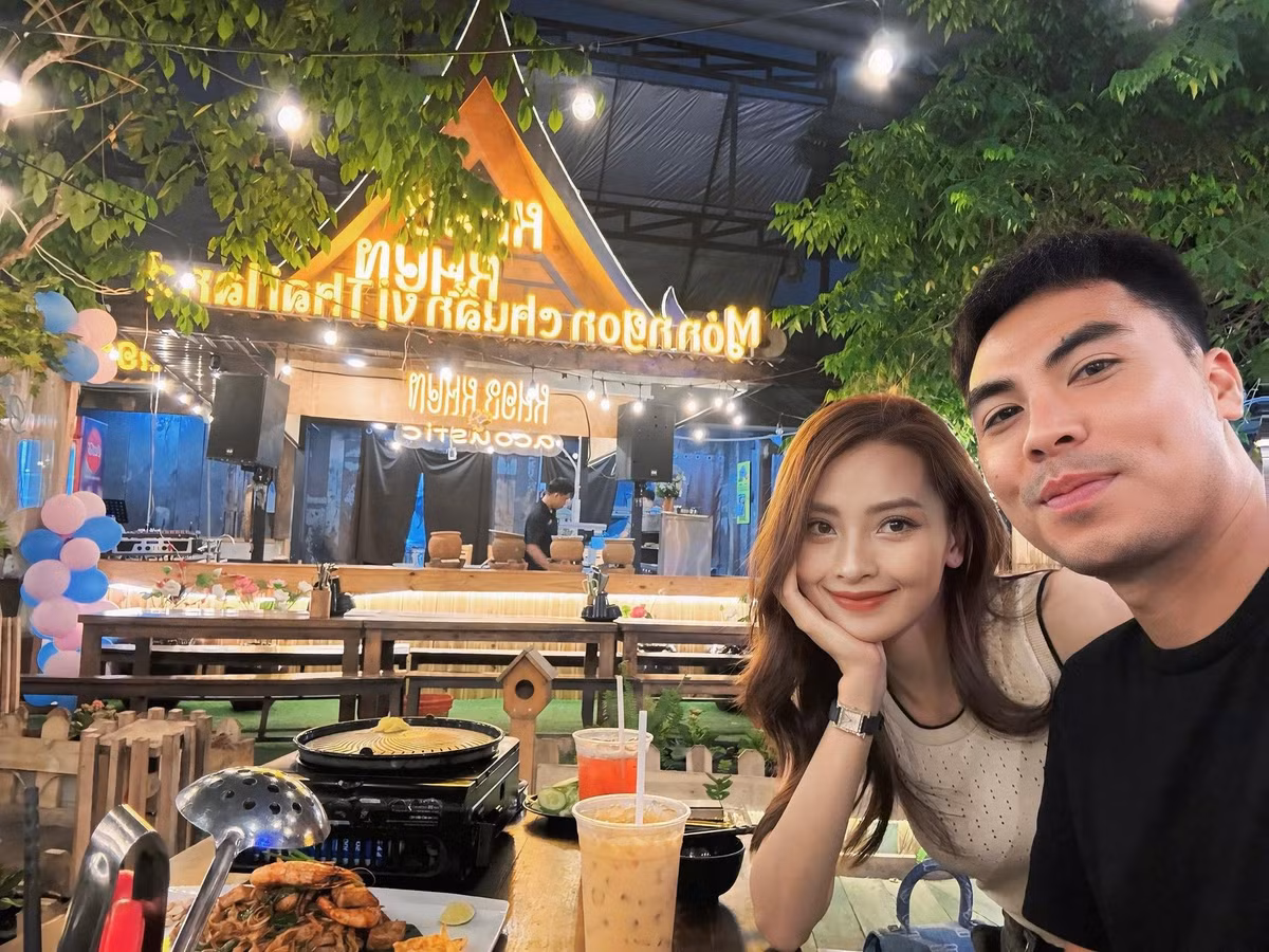 Cả hai đã hẹn hò từ đầu năm 2025. Thời điểm đó, cả Đức Huy và Huyền Trang đều lựa chọn giữ mối quan hệ kín đáo. Chỉ đến khi xuất hiện cùng nhau ở một vài sự kiện và chia sẻ hình ảnh tình cảm, cặp đôi mới chính thức công khai trước công chúng.