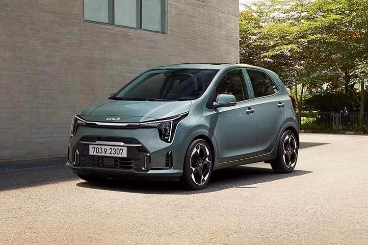 Kia đã chính thức ra mắt và mở bán phiên bản mới của mẫu xe đô thị cỡ nhỏ Morning tại thị trường Hàn Quốc từ ngày 18/5 vừa qua. Ở phiên bản mới, Kia Morning được bổ sung nhiều trang bị an toàn và tiện nghi tiêu chuẩn vốn được khách hàng ưa chuộng. Đồng thời, xe cũng có thêm các trang bị và màu nội thất mới nhằm nâng cao tổng thể sức cạnh tranh của sản phẩm.