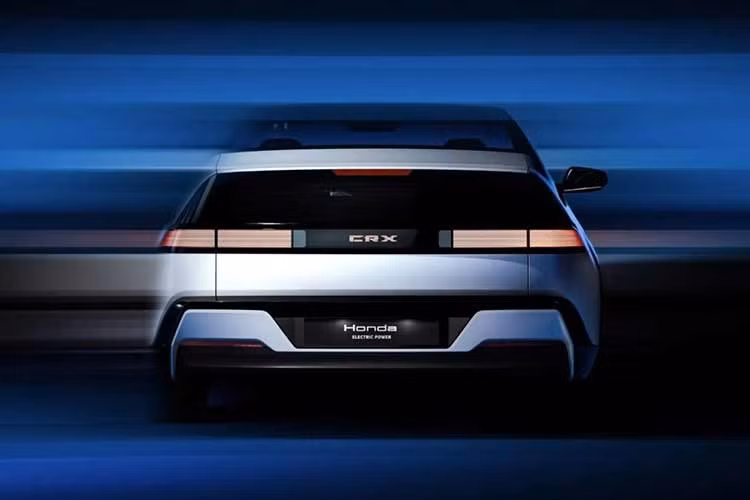 Tuy nhiên, mọi chi tiết đã được làm mới theo phong cách retro-futuristic hiện đại hơn. Phần đầu xe nổi bật với cụm đèn LED mảnh thay cho đèn vuông cổ điển, kết hợp mặt trước gần như không có lưới tản nhiệt – chi tiết quen thuộc trên xe điện hiện nay.