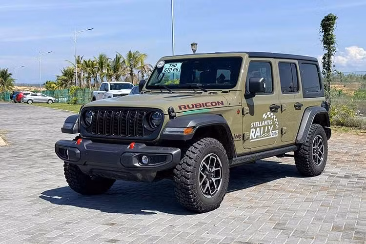 Mẫu xe SUV địa hình Jeep Wrangler 2026 vừa xuất hiện tại sự kiện lái thử do nhà phân phối Thaco Auto tổ chức mới đây, đã thu hút sự chú ý của nhóm khách hàng yêu xe địa hình. Đáng chú ý, đây cũng là lần đầu tiên hãng xe Mỹ xuất hiện chính thức tại Việt Nam với nhà phân phối mới là Thaco Auto.
