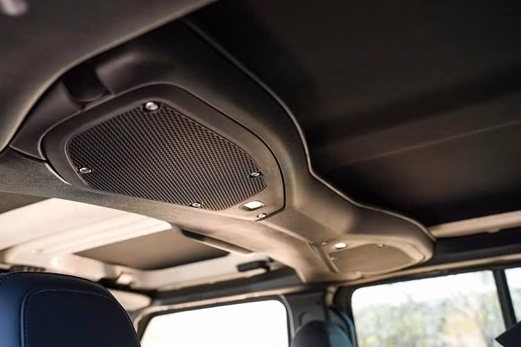 Wrangler 2026 có thể tháo rời cửa và mui xe, khoang cabin được thiết kế với khả năng chống nước, chịu mưa, trong khi các vật liệu bên trong cũng ưu tiên sự bền bỉ và dễ làm sạch. Để không ảnh hưởng đến hệ thống giải trí khi tháo cửa, Jeep bố trí loa ở các vị trí cố định như táp-lô và thanh ngang chống lật phía trên trần. Riêng bản Rubicon được trang bị hệ thống âm thanh Alpine 9 loa.