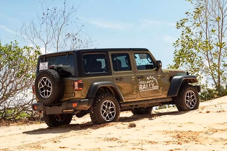 Jeep Wrangler 2026 sở hữu động cơ I4 2.0L tăng áp, sản sinh công suất 270 mã lực và mô-men xoắn cực đại 400 Nm. Đi kèm là hộp số tự động 8 cấp cùng hệ dẫn động 4x4. Bản Rubicon sở hữu khóa vi sai trung tâm, khóa vi sai cầu trước/sau và khả năng ngắt thanh cân bằng Sway Bar. Những trang bị này giúp tăng độ bám, cải thiện hành trình bánh xe và hỗ trợ vượt địa hình xấu hiệu quả hơn.