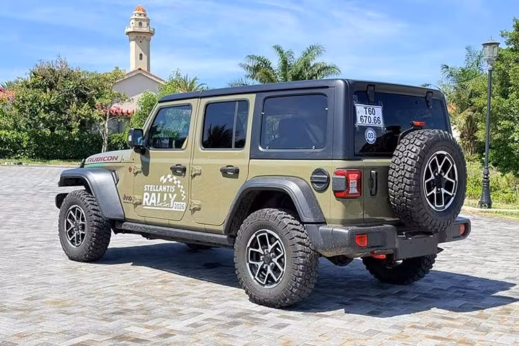 Chiếc Wrangler trong bài viết này thuộc bản Rubicon cấu hình 5 cửa. Ở ngoại thất, hệ thống chiếu sáng của xe được trang bị công nghệ LED, bao gồm đèn pha, đèn hậu và đèn sương mù. Xe lái thử dùng bộ mâm đa chấu kích thước 17 inch, kết hợp với lốp địa hình nguyên bản.