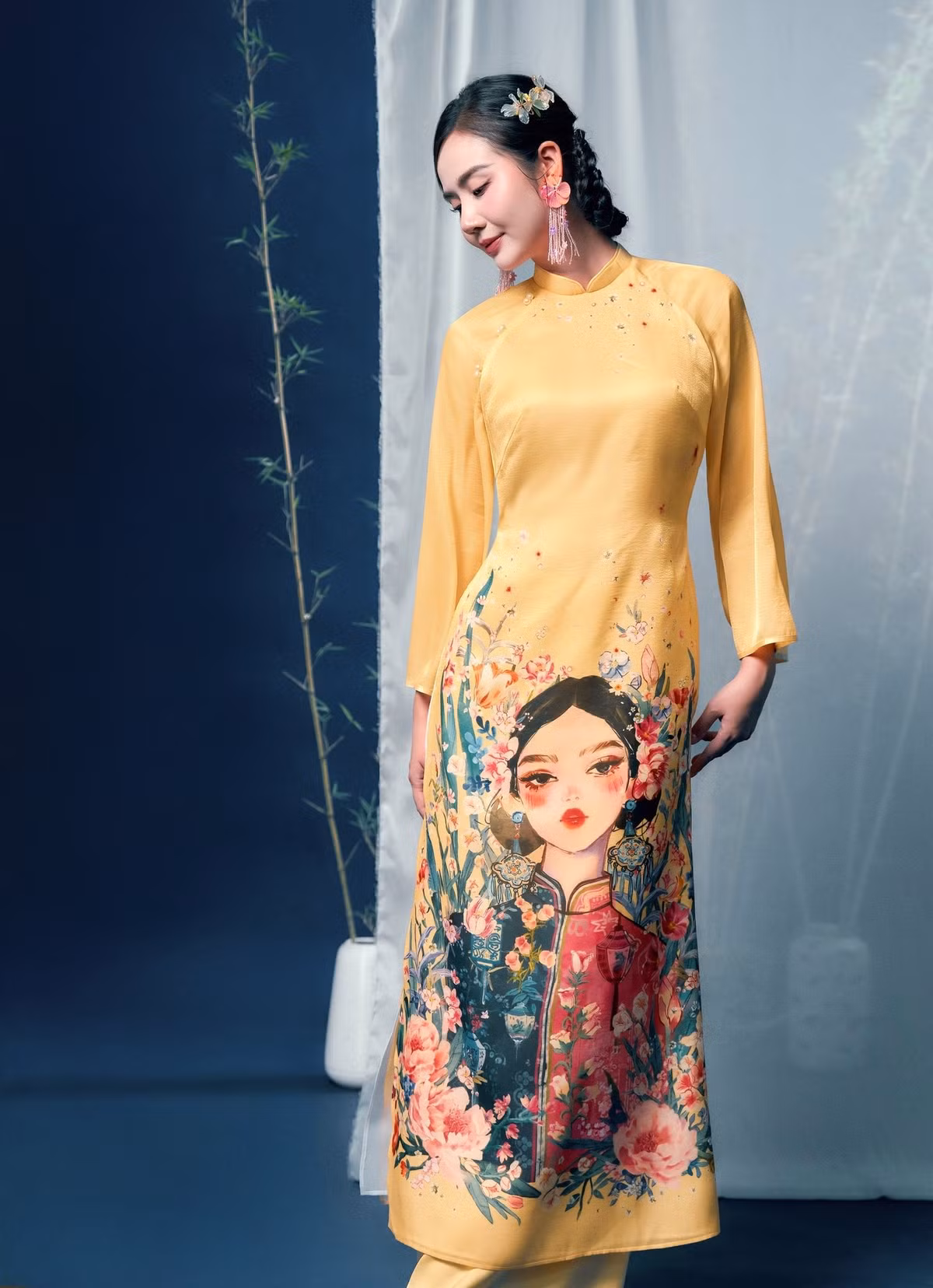 Gương mặt trái xoan hài hòa, làn da trắng mịn cùng đường nét thanh tú giúp cô toát lên vẻ đằm thắm, chuẩn mực của người phụ nữ Á Đông. Lối trang điểm nhẹ nhàng, tập trung vào làn da căng bóng và ánh nhìn dịu dàng càng làm nổi bật thần thái nền nã khi diện áo dài.