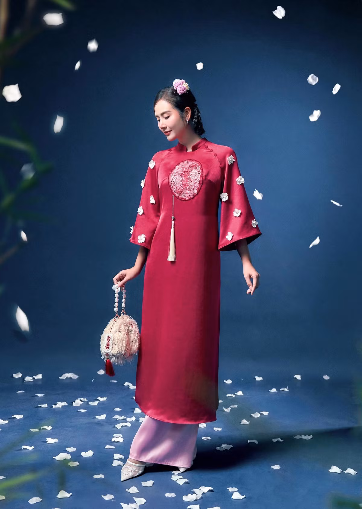 Không chỉ dừng lại ở vẻ ngoài, loạt ảnh còn cho thấy sự chín muồi trong phong thái của Huyền Lizzie.