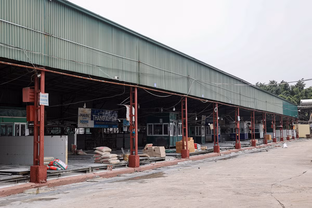 Vật liệu xây dựng được tập kết tại cơ sở giết mổ tập trung Vạn Phúc để thi công một số hạng mục.